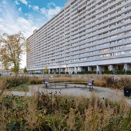 Elegant In Center With Desk And View By Renters *