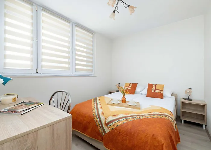 Elegant In Center With Desk And View By Renters Katowice