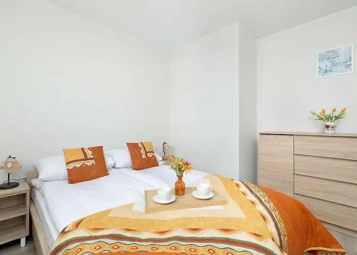 Elegant In Center With Desk And View By Renters *