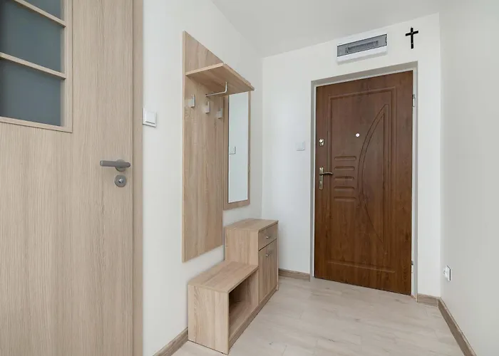 Elegant In Center With Desk And View By Renters Apartment