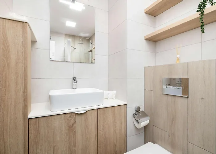 Elegant In Center With Desk And View By Renters Apartman Katowice