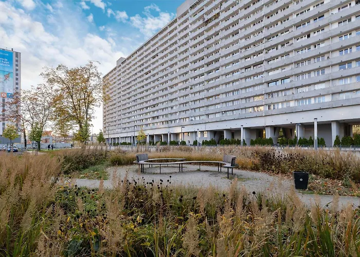 Elegant In Center With Desk And View By Renters *
